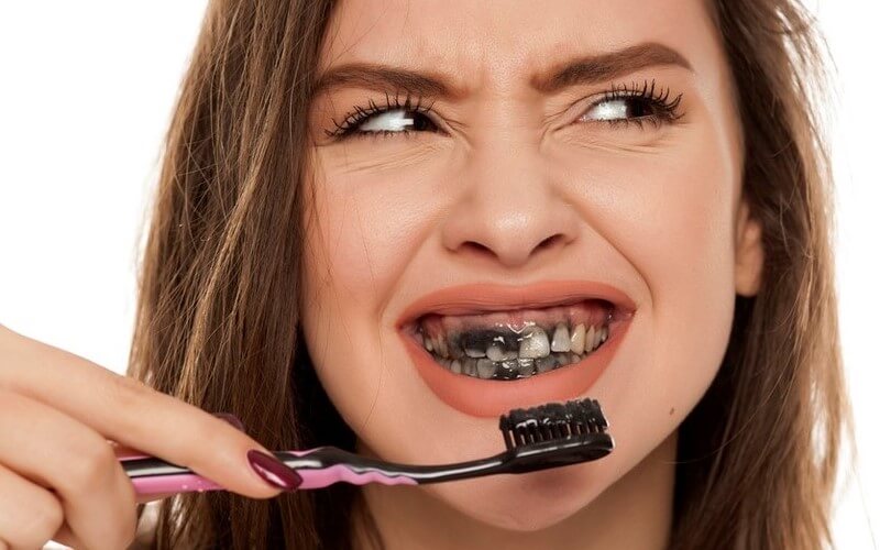 Kem đánh răng than hoạt tính có thực sự làm trắng răng và an toàn để dùng hàng ngày?